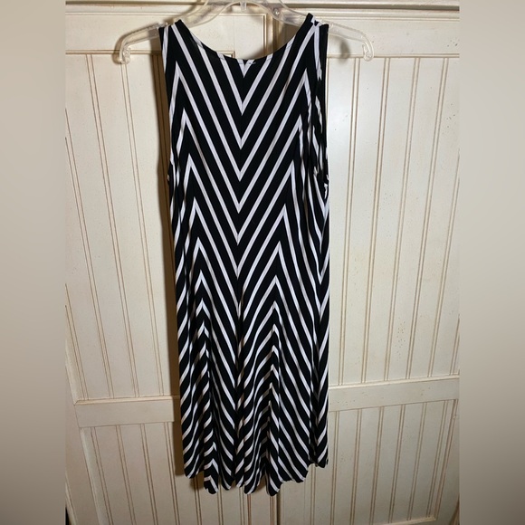 Black and White Chevron Dress by Chelsea and Theodore size Medium - Picture 2 of 6
